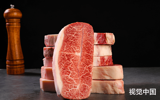 老婆坚持每天吃生肉，半夜我偷偷打开监控，发现她在客厅和野兽撕咬