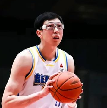 北京男篮球员周琦谈老队员哈腾。NBA季后赛西决G4，担任本场比赛解说嘉宾的周琦谈