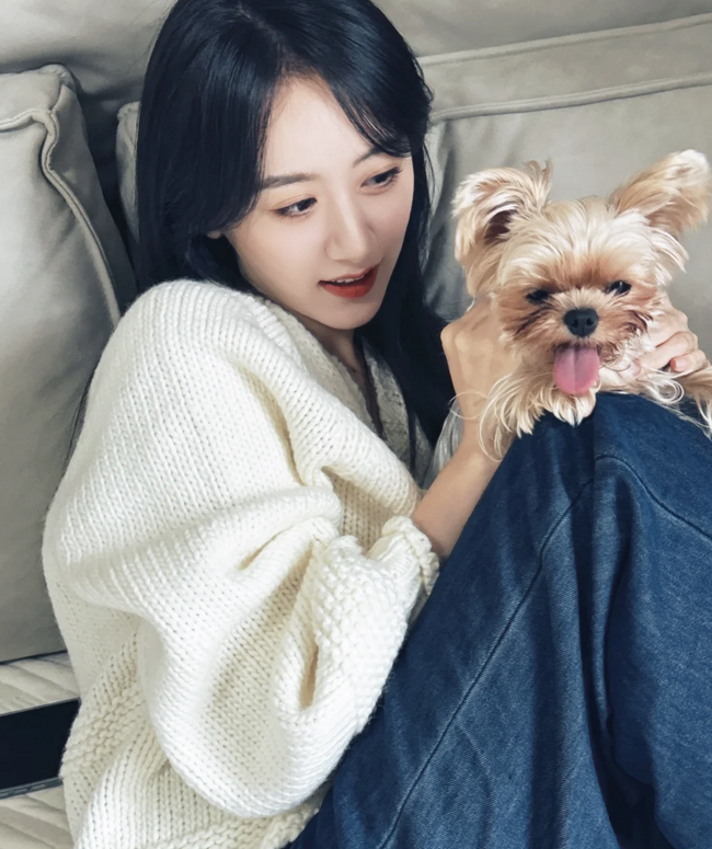 袁冰妍元宵节晒与狗狗的合照，白毛衣搭配牛仔裤，好温柔的搭配！