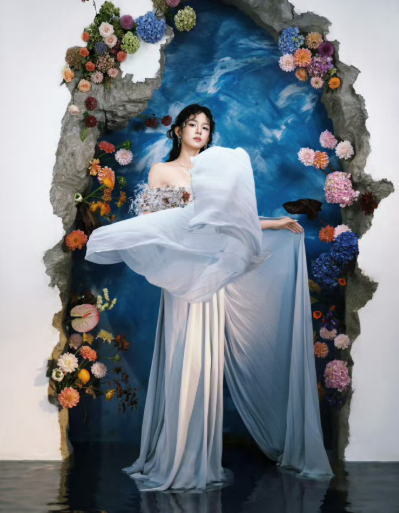 直接发live图的操作太帅了！周也这身造型根本不需要精修，就像油画神女本尊来到现