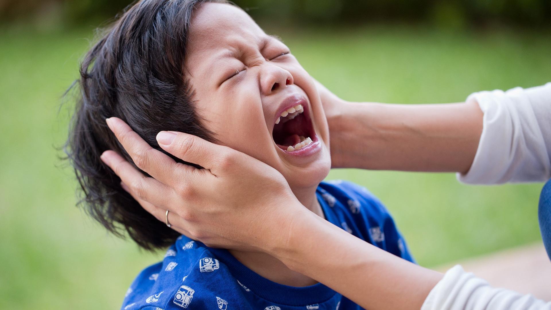 别再对哭泣的娃说“别哭了”：你止住的是眼泪，关掉的是成长阀门