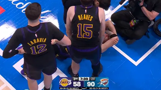 今日NBA常规赛，湖人对阵雷霆的比赛

比赛第三节时，东契奇在突破时突然捂住大腿