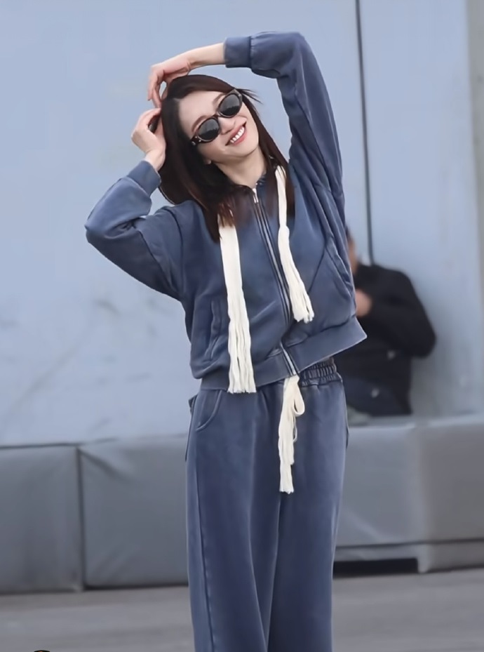 李小冉在录制浪姐的时候搭配了一身做旧风格的牛仔装，看上去非常的时尚，也很有潮流感