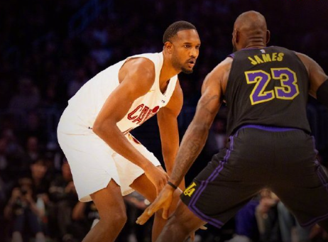 不谈胜负，只谈暴露的问题

莫布里核心力量差的问题，在季后赛会被无限针对

低位