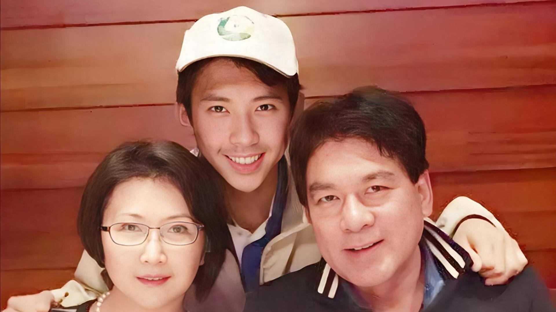 71岁朱时茂近况曝光！11次登春晚封神，如今儿孙绕膝活成人生赢家