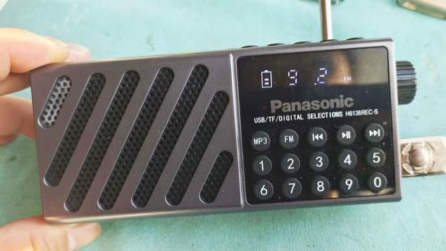 支持太阳能充电的松下智能收音机，拉起天线听广播，外放声音很好听