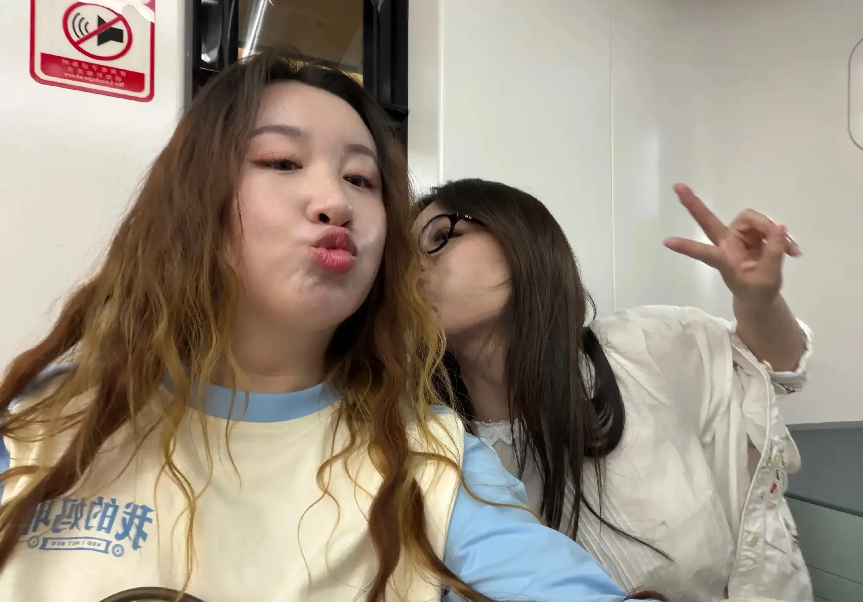 马思纯晒与锤娜丽莎同框合照 二人嘟嘴卖萌互动亲密