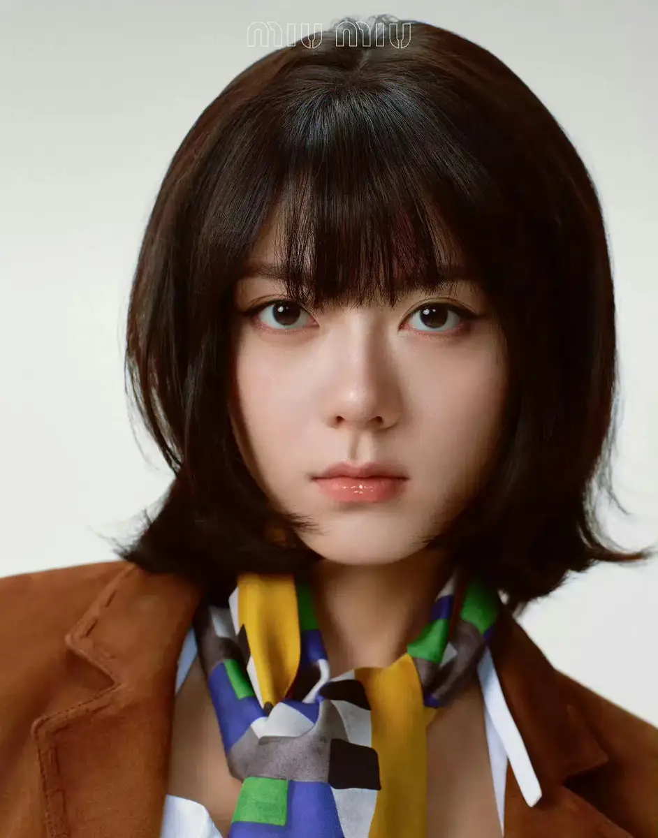 赵今麦短发造型甜酷吸睛 穿复古棕褐套装俏皮灵动