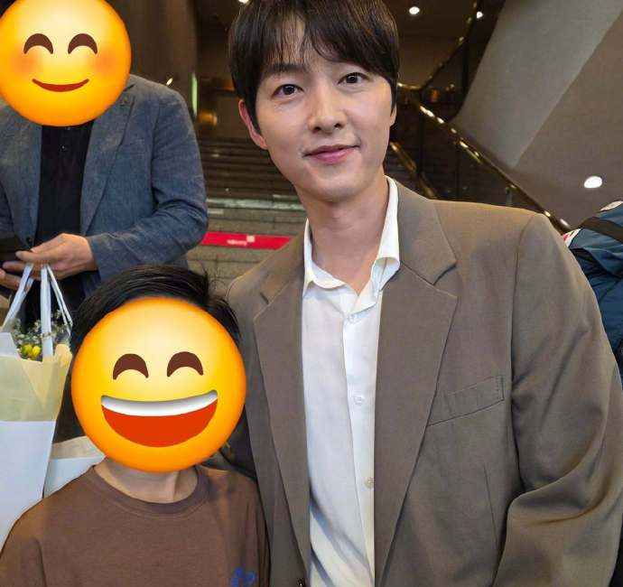 宋仲基的“姨”感也来了，面相都变了。宋仲基和他老婆一起，参加音乐会给孩子们念旁白