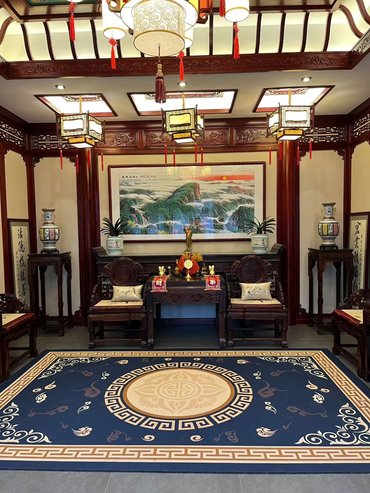 走进这方中式家居空间，仿佛踏入了传统文化的时光回廊。