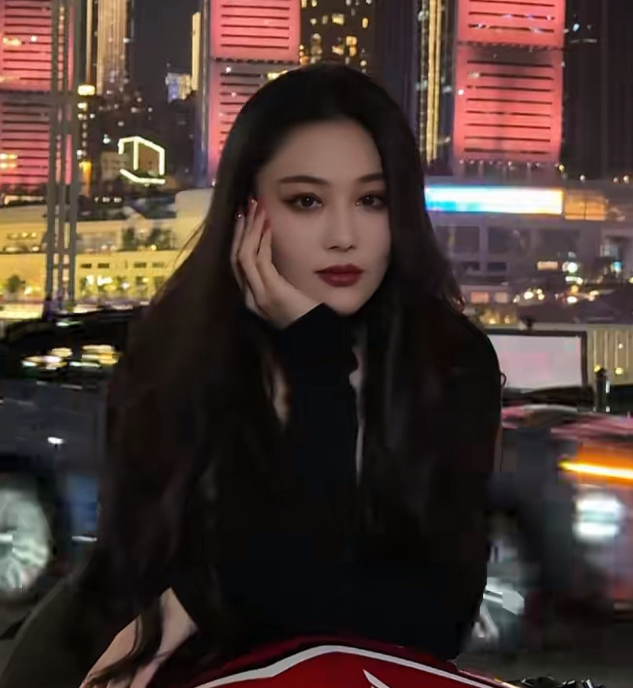 张馨予到了重庆后去拍了重庆“落地签”（骑机车）

她被骑手一把抱飞，在机车上她还