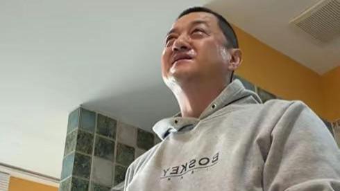 李亚鹏和妈妈过元宵节！北京小房好干净