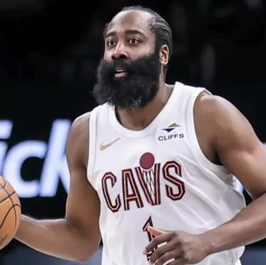 哈登21分带领骑士大胜76人完成“赛季四杀”。NBA常规赛，骑士主场迎战76人，