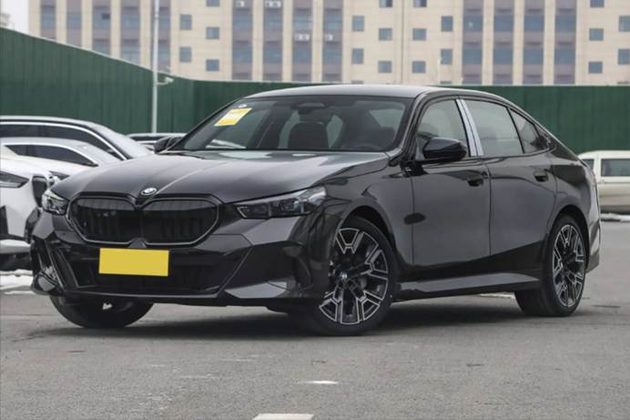 新款宝马5系到店实拍！HUD成标配，舒适座椅全系送