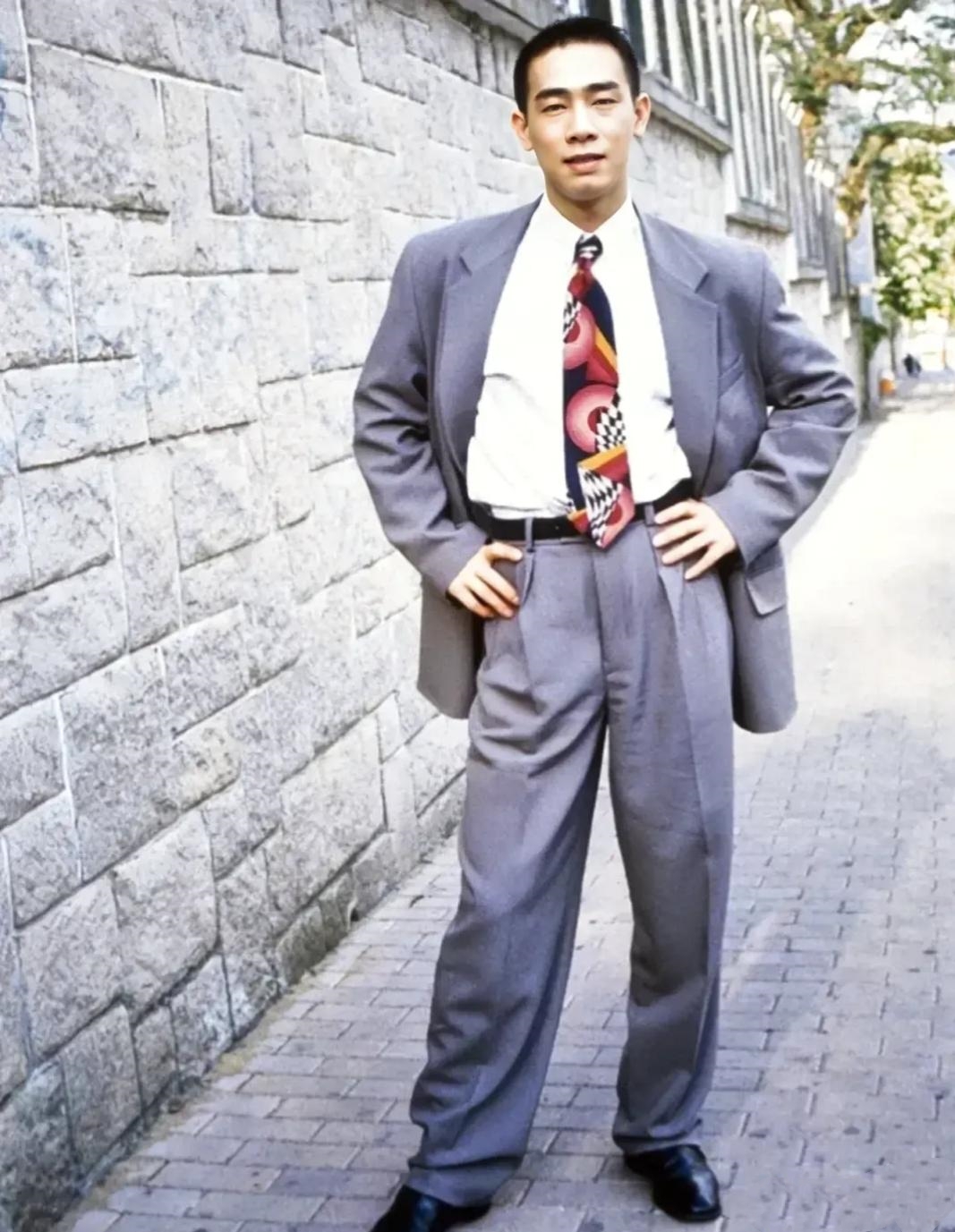 25岁的陈小春！像极了从南方大城市打工回老家的隔壁小哥吧。