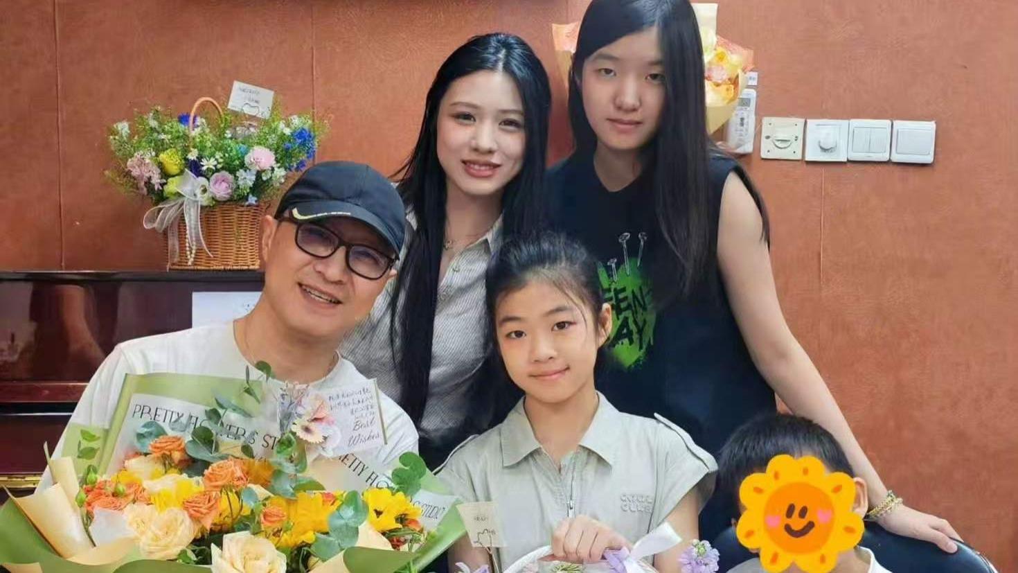 汪峰罕见集齐四娃！小苹果神似葛荟婕，二女儿首度露面