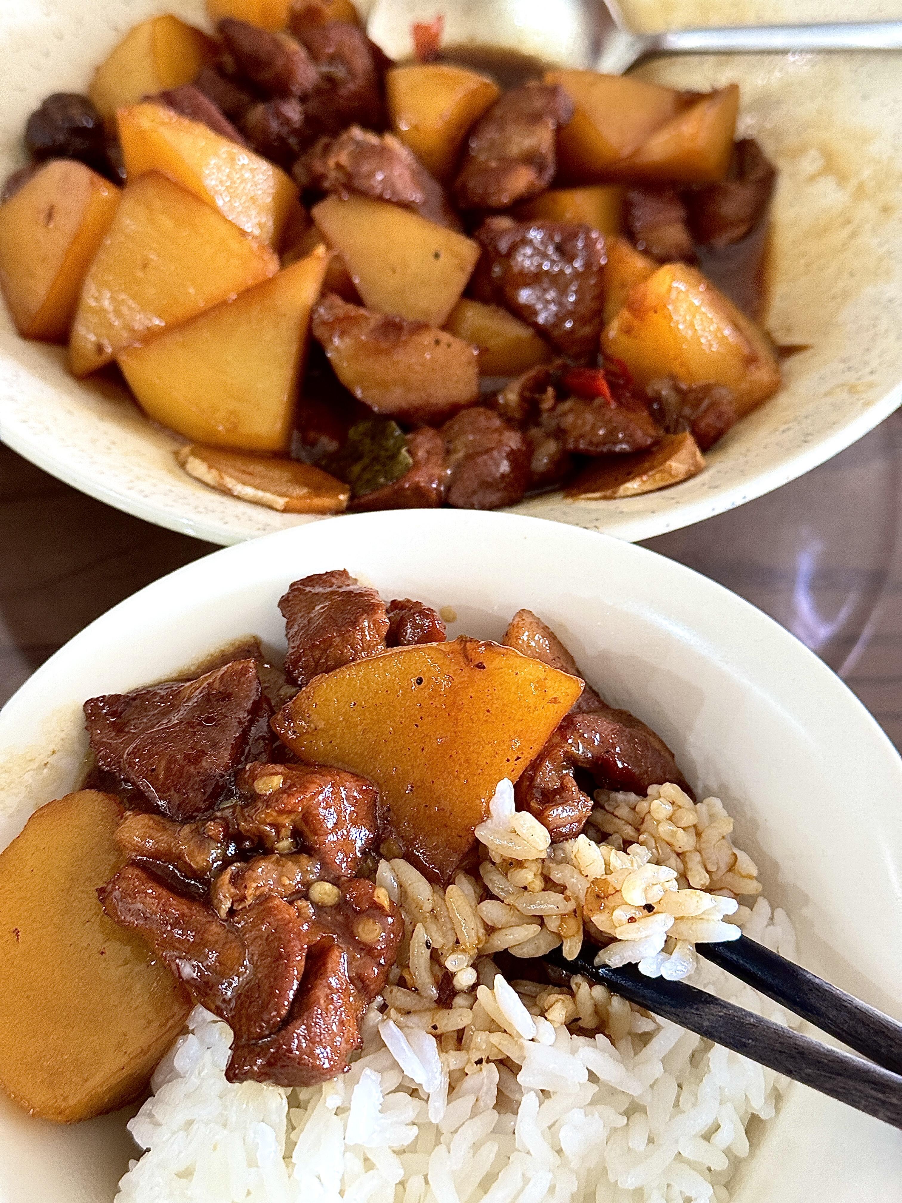 家常土豆烧肉｜香糯入味，汤汁拌饭香到迷糊
家人们，谁能拒绝一碗软烂入味的土豆烧肉