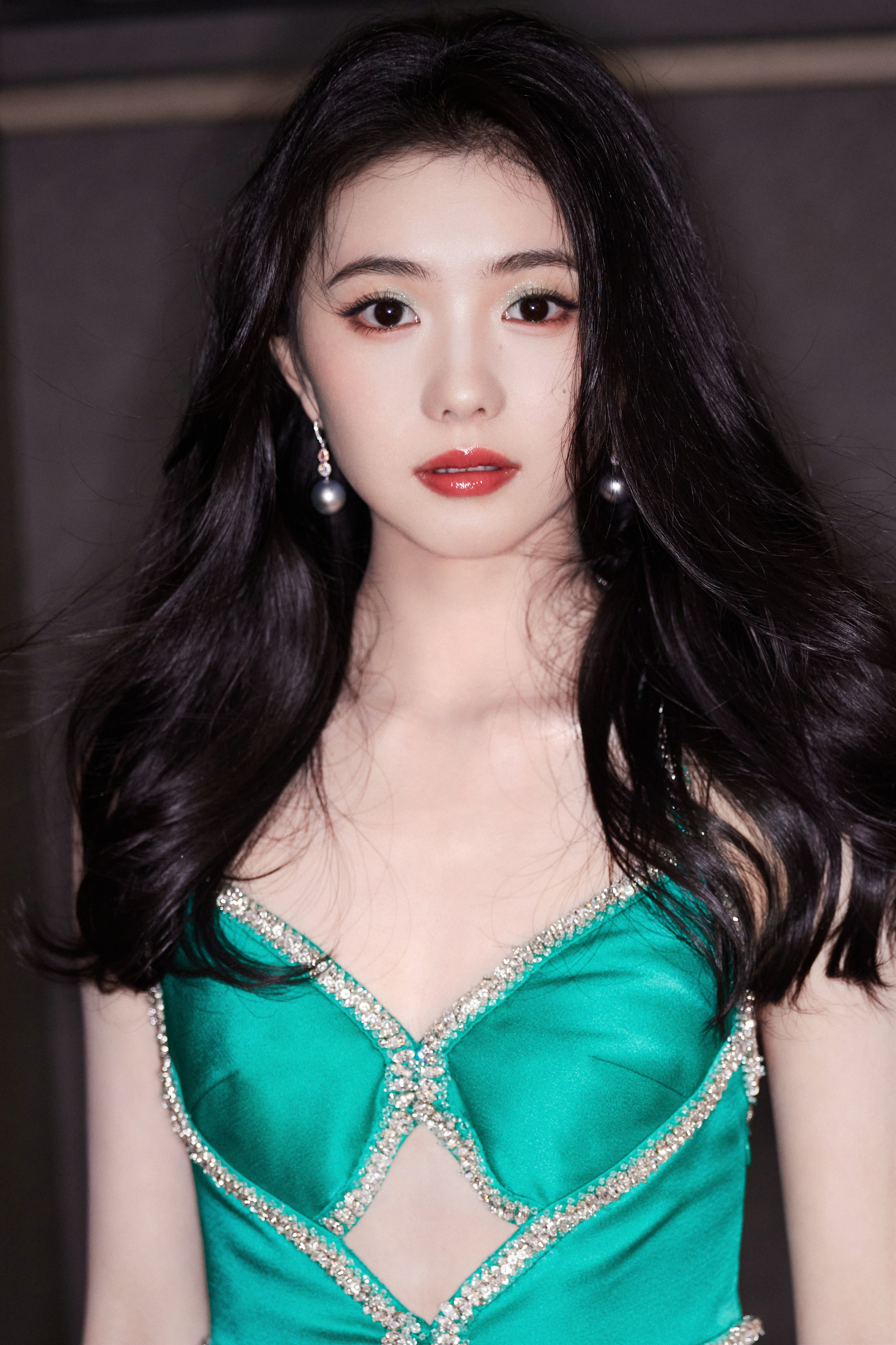 刘浩存翡翠国风大片流出！这身造型美到失语✨古风女神下凡？