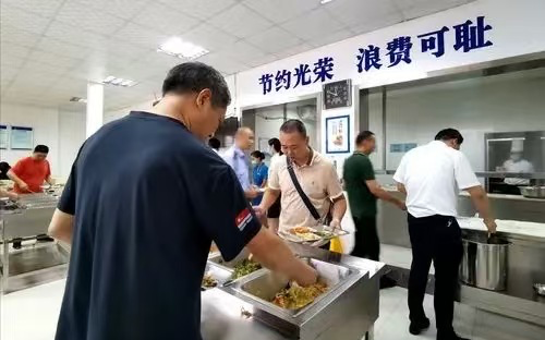 本地主任在食堂设特权窗口，教训外地刚来的专职副书记，对方掏出证件那一刻，主任秒怂