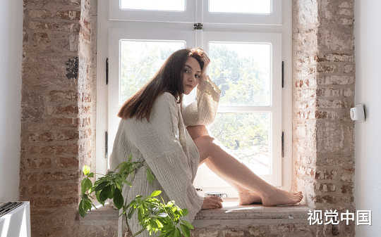 愚孝表妹逼我女儿在年夜饭演猴戏逗长辈笑，舅舅用入学名额威胁我听话，却不知我老公是学校投资方