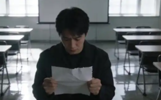 公司投票裁员，我不想得罪任何人就投了自己，32个人里我得了31票，唯一没有投我的竟然是董事长