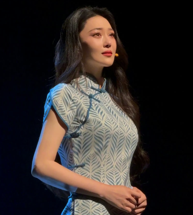 张馨予发文向观众提出一个请求，即看表演时关掉闪光灯
她没有居高临下地说教，也没有