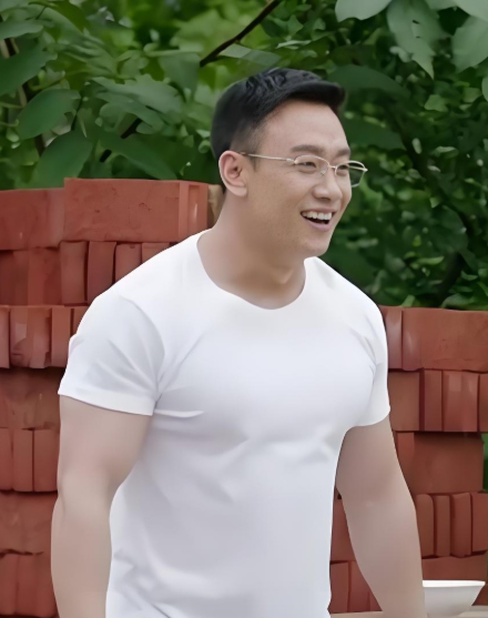 钟汉良演的纪封很帅，

经超演的聂予诚也很帅，

比起这两主角的帅，这个一直演配