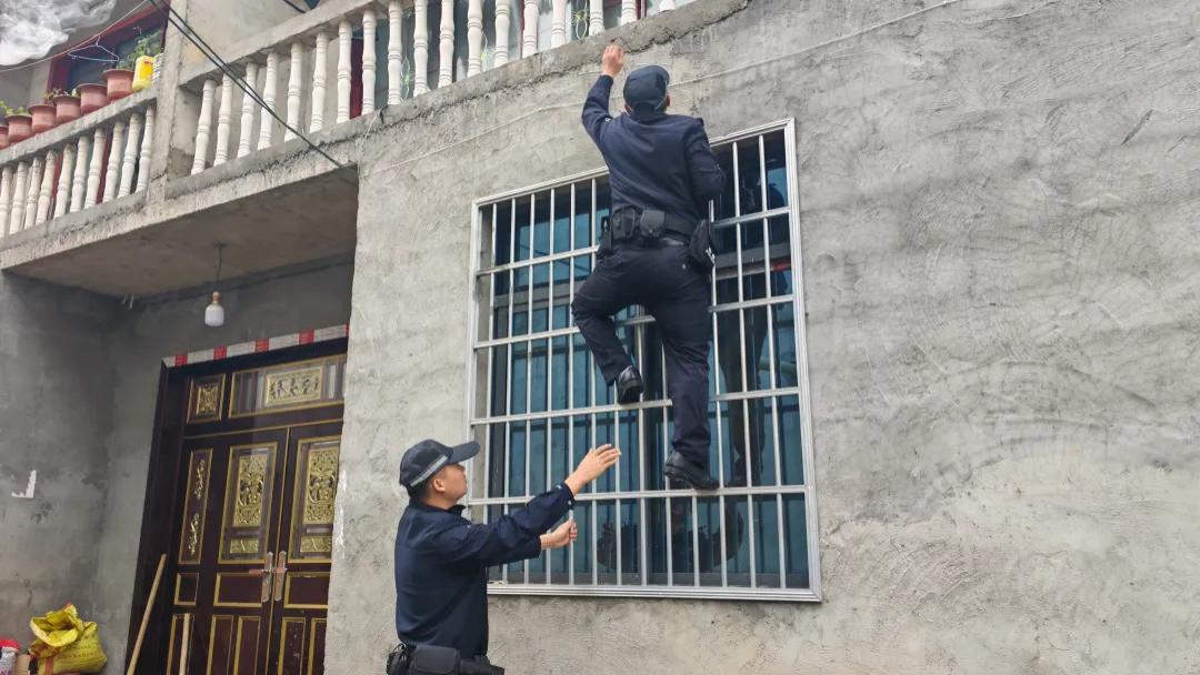 火速救援！看“燕子哥”飞檐走壁救下幼童