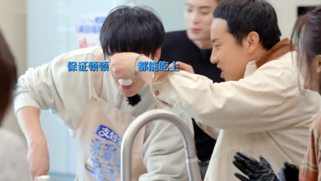 终于知道为啥那么多人
都说徐志胜的综艺感快赶超杨迪了
看他对吴泽林做的这1个动作