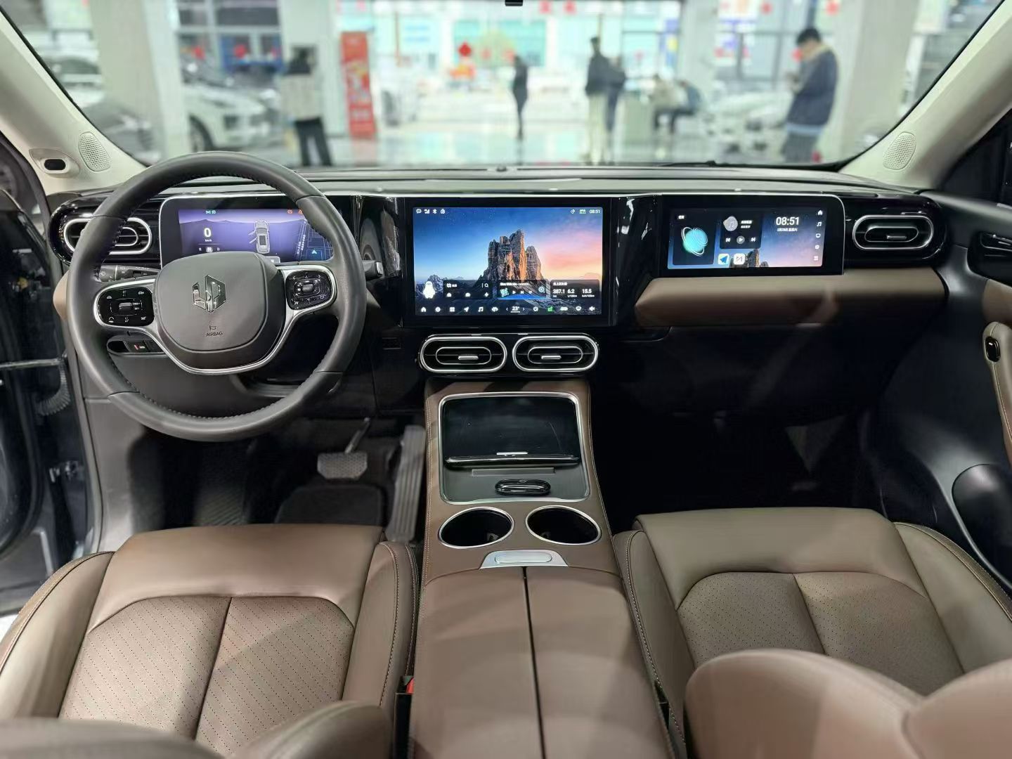 这款零跑C11棕色的内饰其实要比黑色的更加漂亮，但是并不太耐脏。车机屏幕是真的很