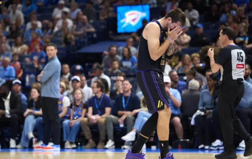 我恨雷迪克，我恨湖人医疗组，为啥在比赛早已经失去悬念的时候，还让东契奇上场，马上