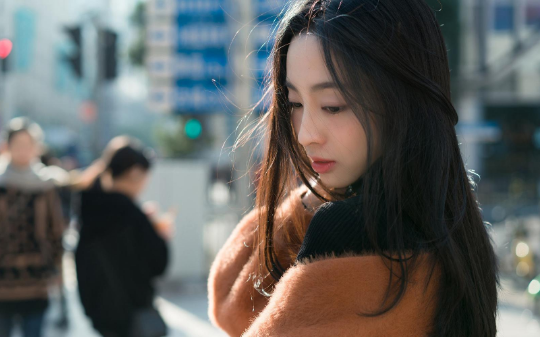 我躺在男模怀里，看着丈夫和别人热吻