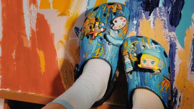 三度联手泡泡玛特：Crocs凭什么让年轻人“一穿就上头”？