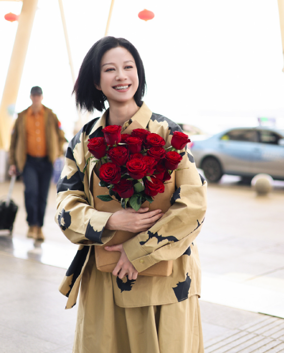 倪虹洁现身机场
她这次搭配的很有潮流之美，看起来也特别的显年轻
她里面穿黑色打底