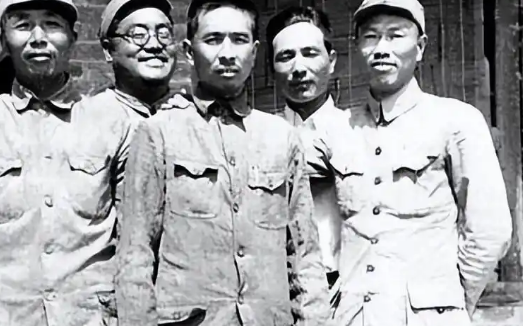 孟良崮战役，你知道咱们如何反败为胜吗？面对大劣势，华野数百俘虏直接制造混乱，让国民党乱了军心溃败…