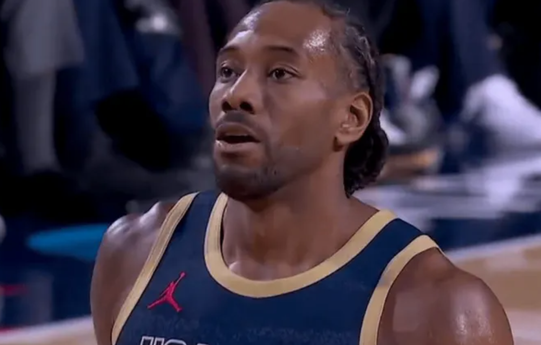 NBA全明星正赛将在洛杉矶快船主场举办，美国条纹队与美国星队的决赛正在进行中。