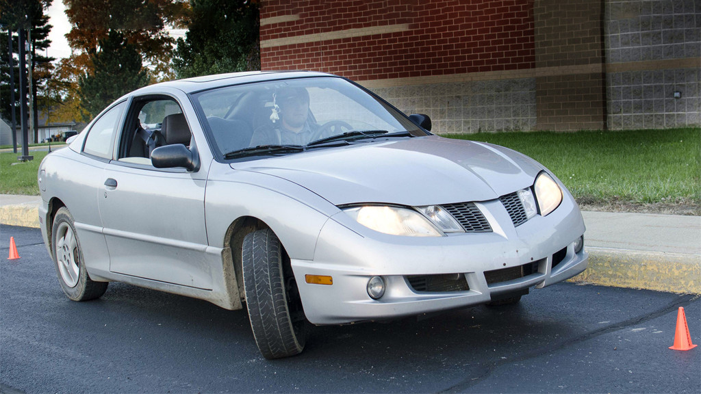 为什么有人乱打方向盘却能回正？靠的是手感吗？