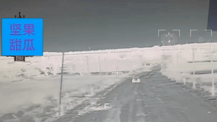 乌克兰前线，乌军一辆无人车在网道里行驶，可是并不安全，俄军一架光纤FPV摸了进去