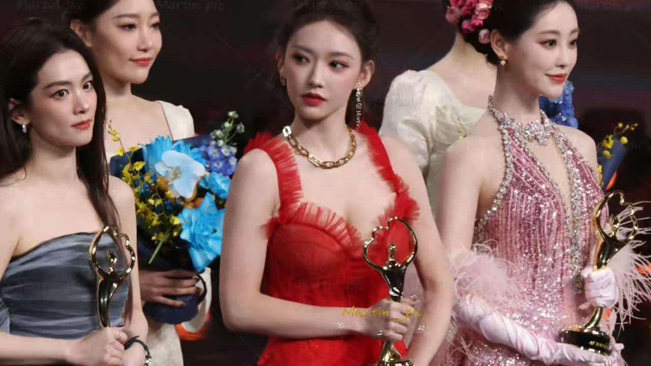 程潇一袭红裙惊艳全场，颜值身材双双封神！内娱美神级别