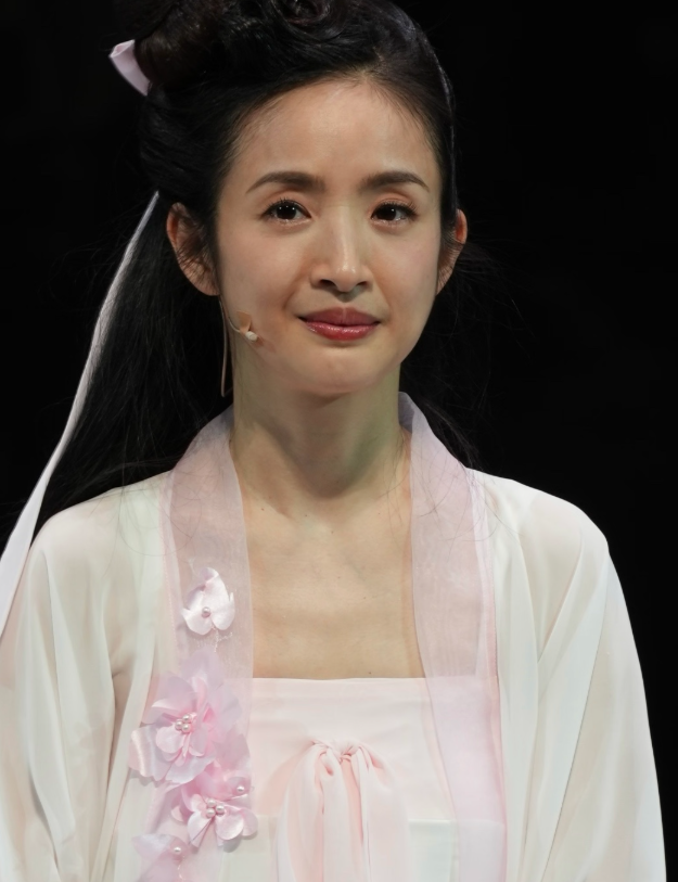 袁湘琴她真的老了林依晨生二胎后老了很多
林依晨近日演了《暗恋桃花源》的话剧，她穿