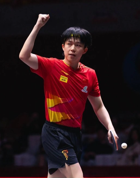 王楚钦又又又解锁新庆祝动作啦，真的越长大越有魅力！每一次新动作都藏着他的成长与格