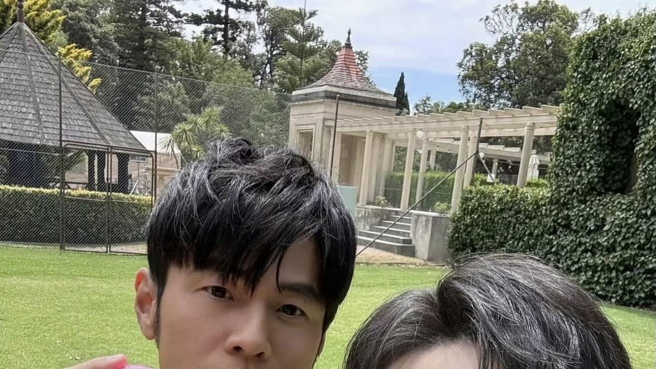 王俊凯晒和周杰伦墨尔本合照