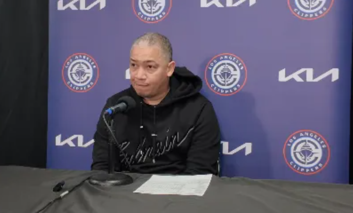 NBA常规赛后，快船主教练泰伦-卢接受媒体采访，在谈到湖人的造犯规能力时说：
“