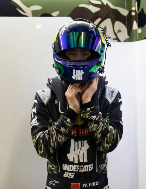 上海赛道今天直接燃炸！85号王一博驾梅赛德斯-AMG GT3 EVo登场，搭档毛