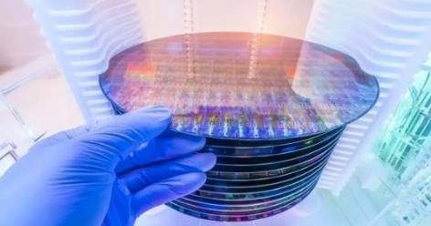 “光刻机没有一个国家可以做得到，美国都造不出，中国根本做不到！”“中国永远都造不