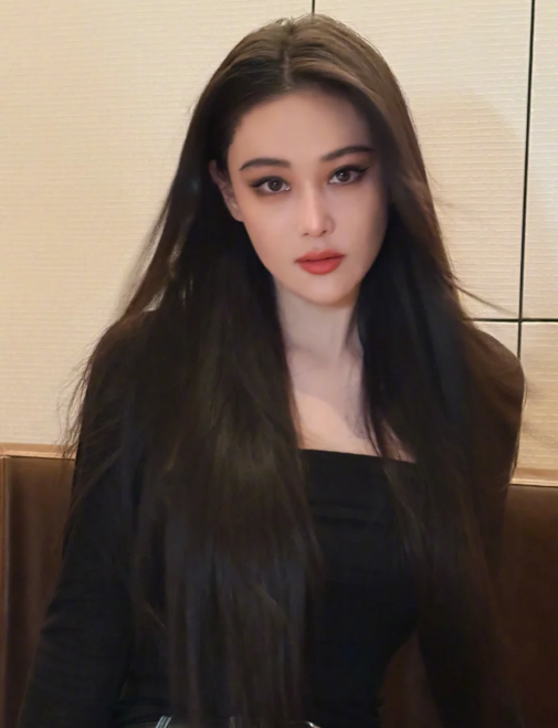 张馨予在社交平台发文
自曝了一桩让人哭笑不得的糗事，她说：“我的天呐，这几天演出