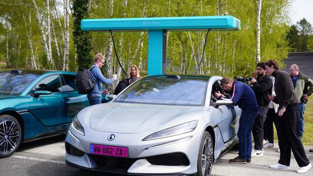 巴黎歌剧院中国时刻！腾势品牌强势登陆欧洲，定义新豪华