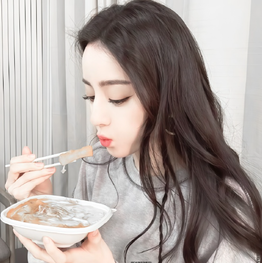 上帝的调色盘打翻在她脸上