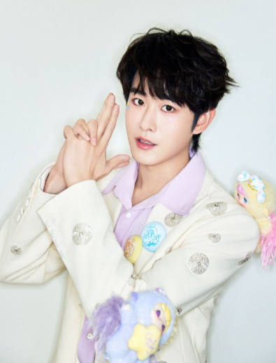 不止比心合影！他请吃饭送礼物，淋着雨护粉丝，连线上都当情绪树洞，双向奔赴的真心，