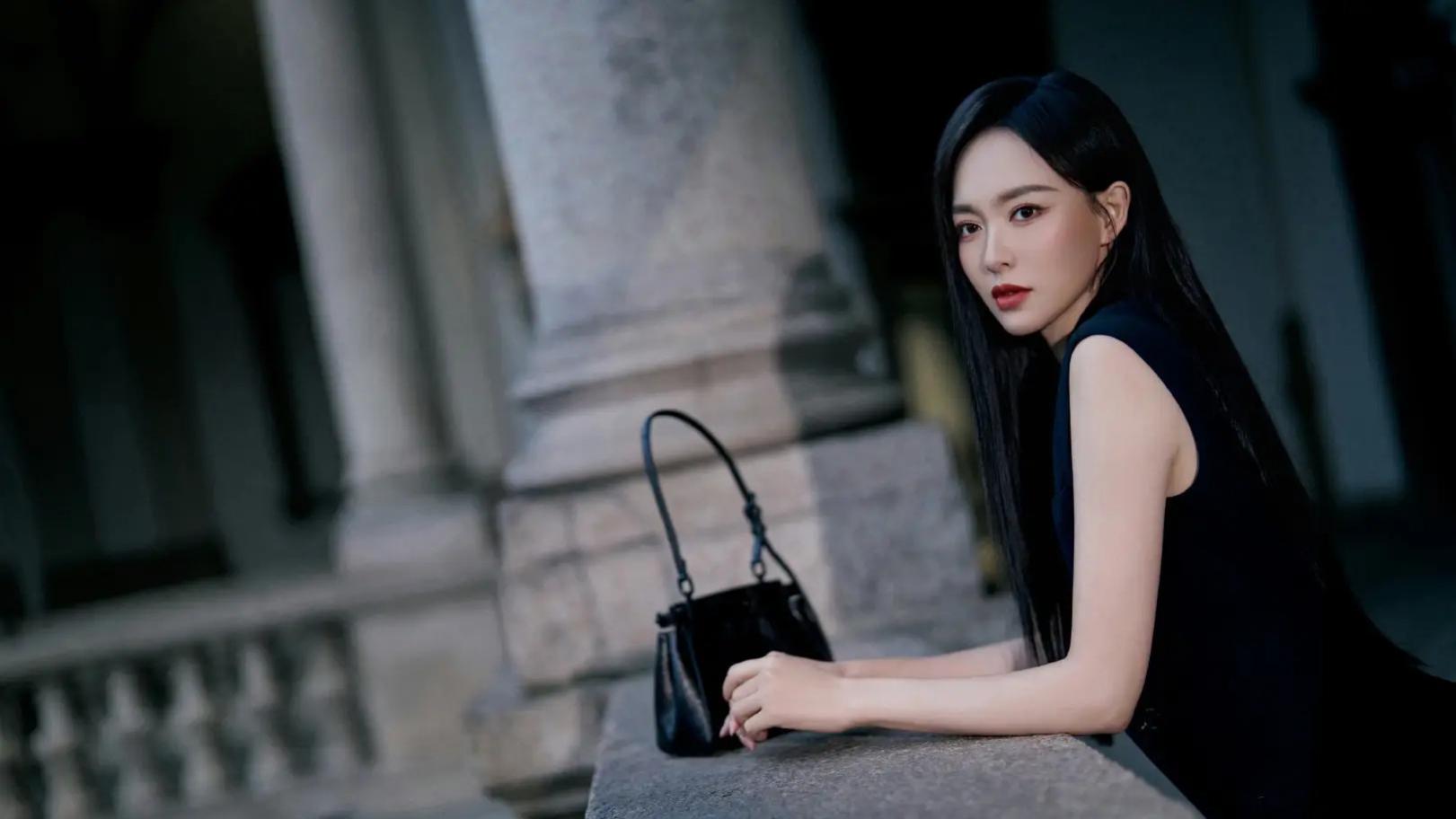 唐嫣亮相米兰时装周，无袖西装造型惊艳全场